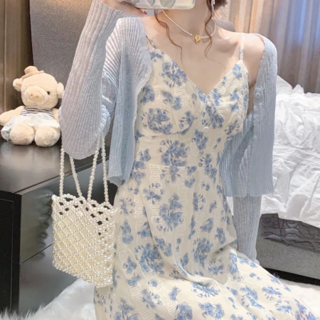 2022 New French First Love High-end blue floral halter dress, a children's trendy and youthful set for Spring and summer 2022 New French First Love High-end blue floral halter dress, a children's trendy and youthful set for Spring and summer